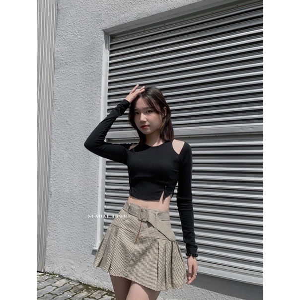 Áo croptop xẻ vai Calu