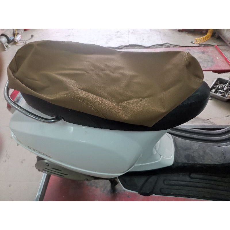 Vỏ da bọc yên  mầu đen và nâu vàng chanh zin xe vespa LX