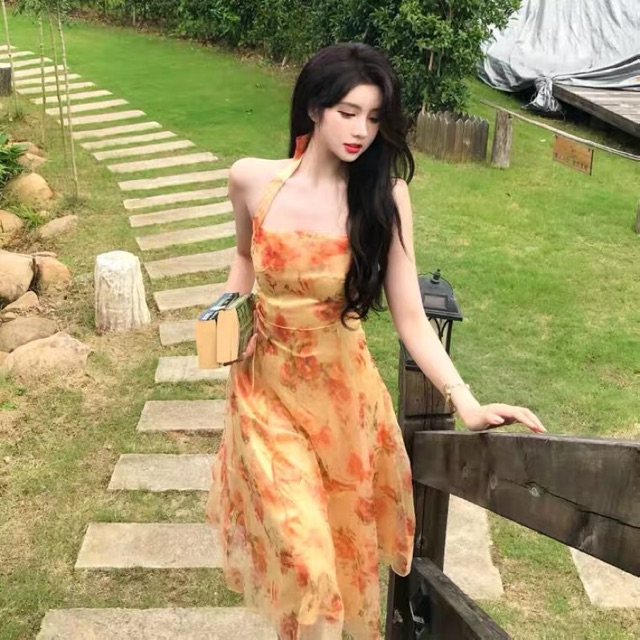 Váy yếm hoa vàng