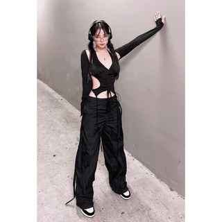 Áo thun kiểu croptop 2 màu đen và xanh cốm phối khoen tròn Secxy