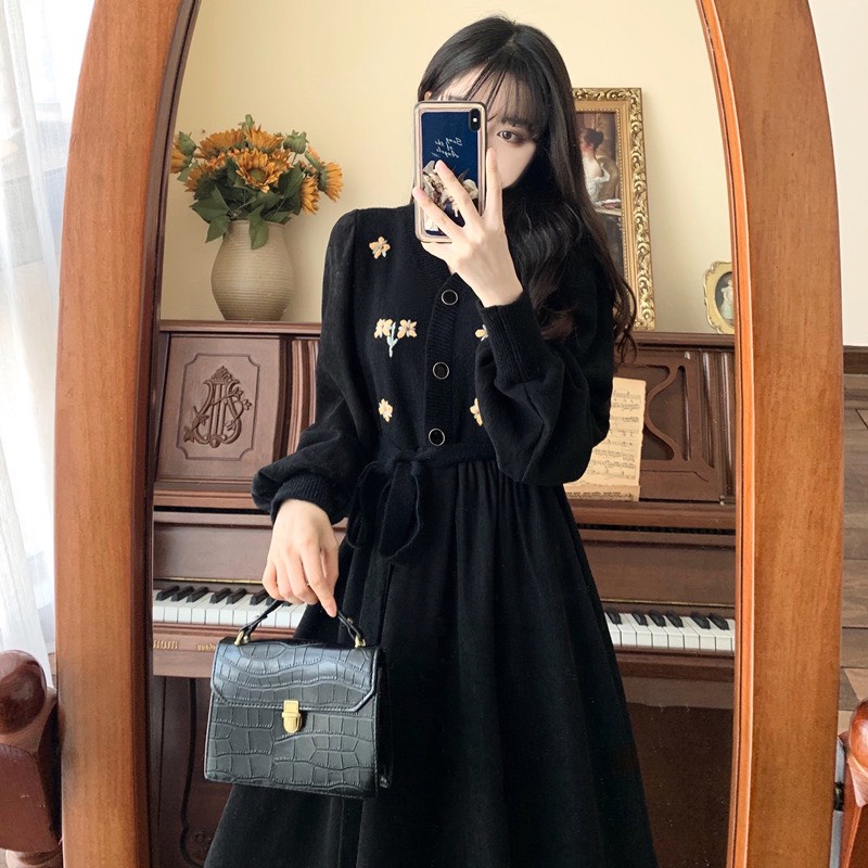 Váy đầm đen cổ V thêu hoa thắt dây eo tay dáng dài phong cách Hàn Quốc