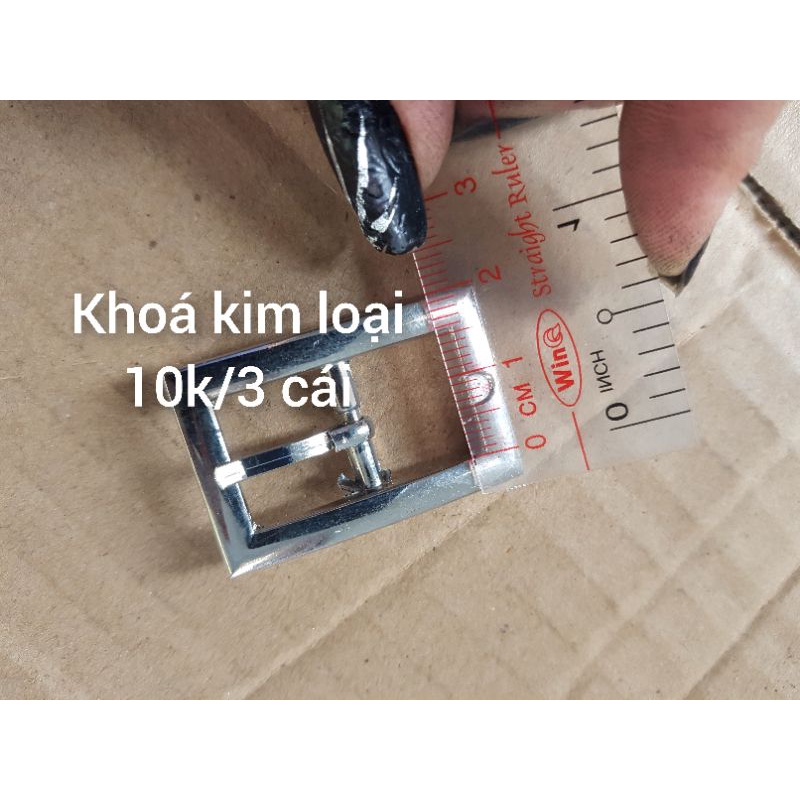 Khóa kim loại trắng