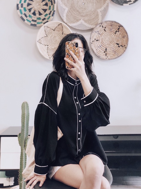 Sơ mi đen cổ trụ phối viền trắng,nút đôi