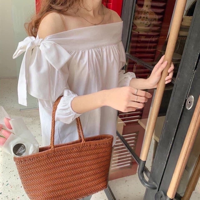 Áo trễ vai sang chảnh cho nàng dịu dàng phối buộc nơ vai. Áo kiểu nữ trễ vai chất đũi mát 3 màu HOTHIT.