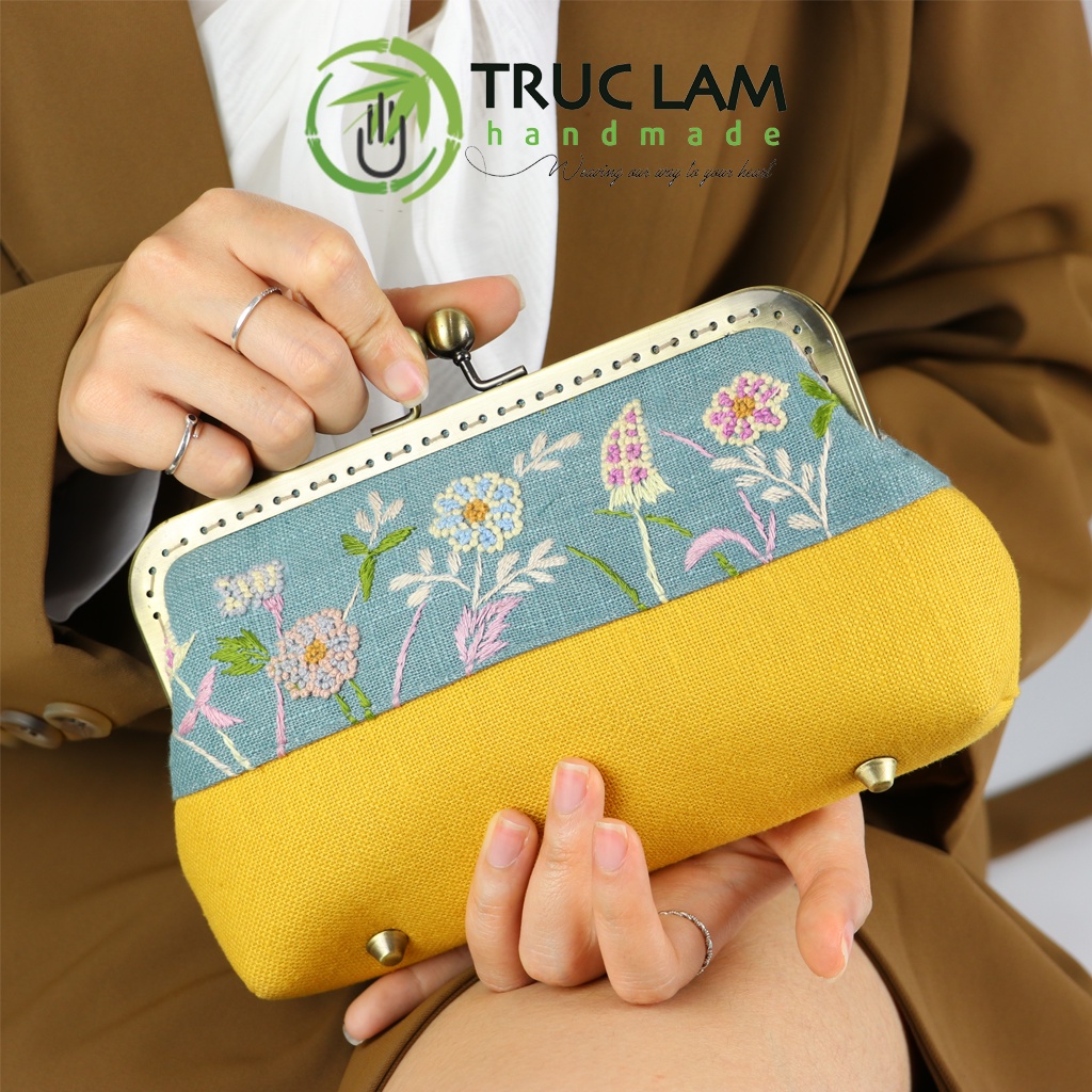 Ví Cầm Tay Nữ Vải Linen Khóa Nẹp Đồng Thêu Tay Họa Tiết Hoa Cỏ THEUND39 Trúc Lâm Handmade