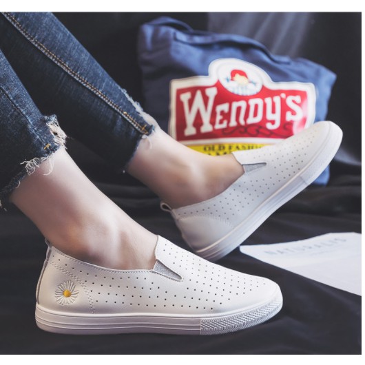 Giày slip on trắng hoa cúc hàng Quảng Châu