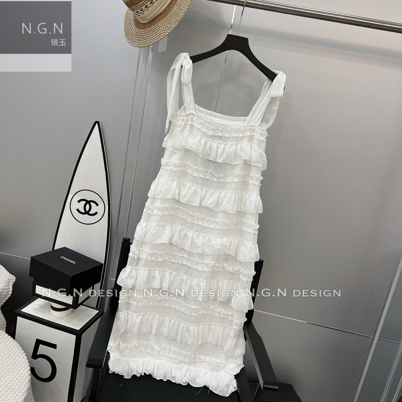 Váy xuông hai dây xếp tầng