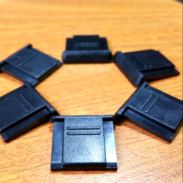 Hotshoe nhựa che bụi chân flash máy ảnh