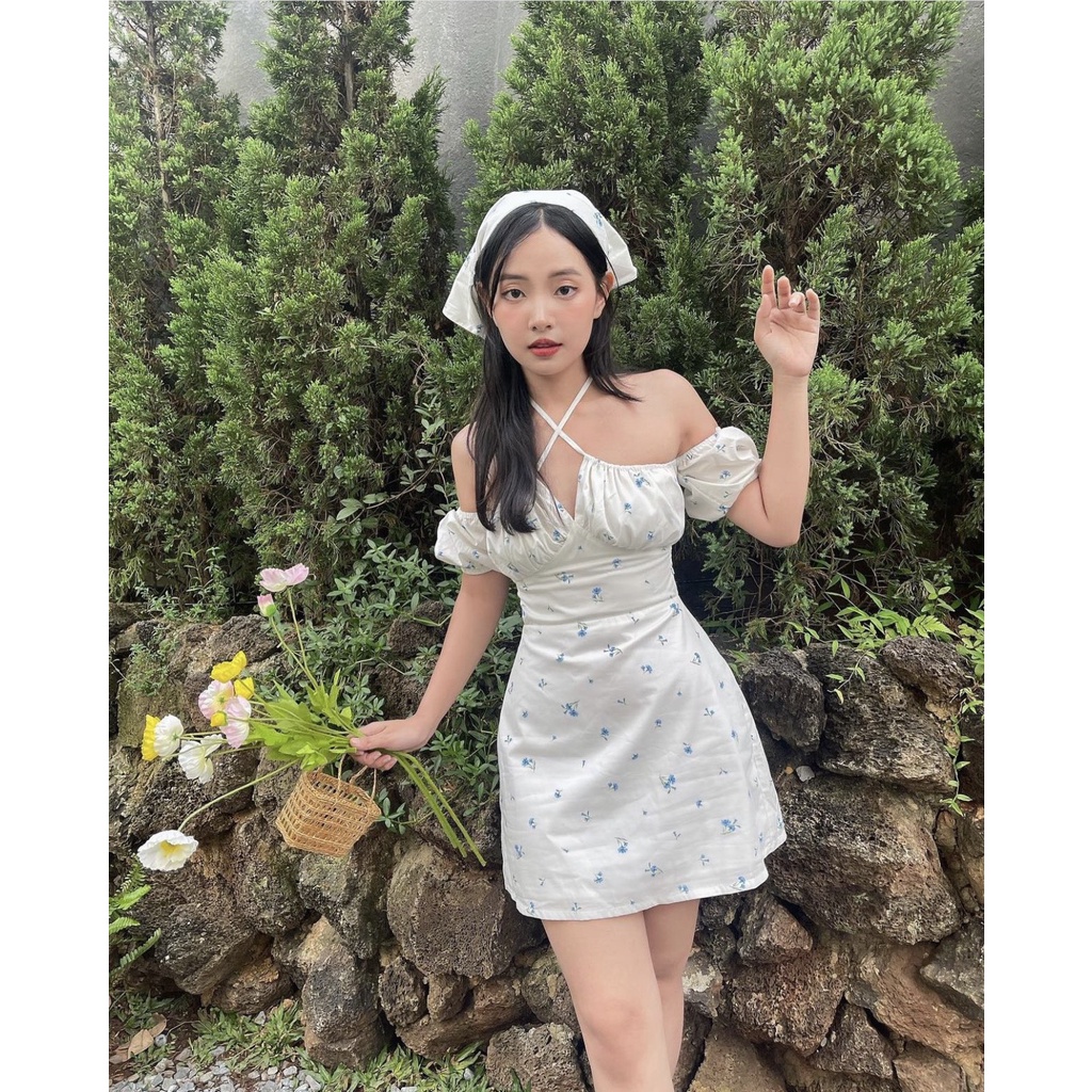 𝑽𝒂́𝒚 𝒉𝒐𝒂 𝒏𝒉𝒊́ 𝒄𝒐̂𝒕 𝒅𝒂̂𝒚 𝒄𝒐̂̉ hở lưng