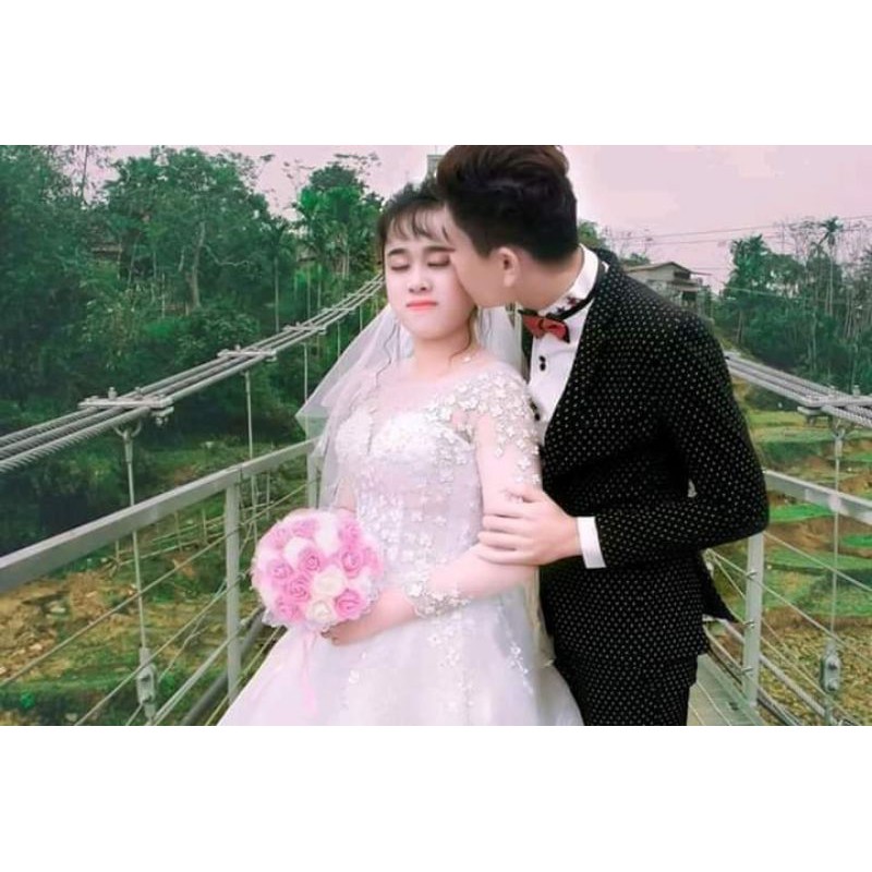 hoa sáp cầm tay cô dâu