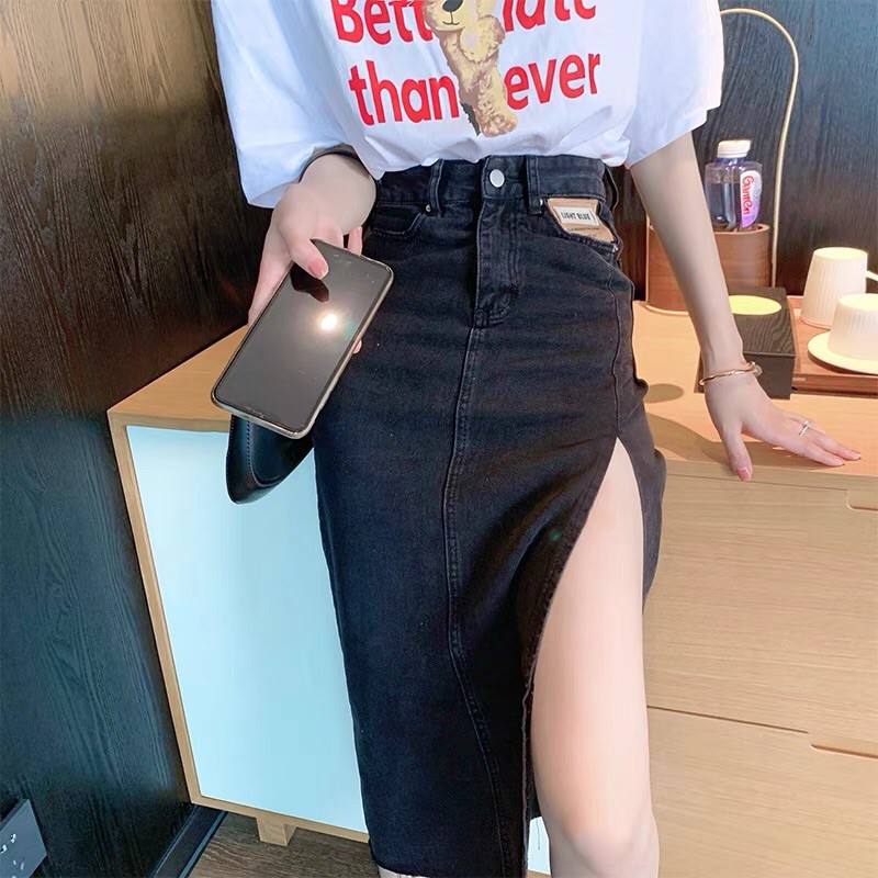 Chân váy bò jeans dáng dài cho nữ xẻ tà 1 bên lưng cao + áo phông gấu ngắn tay