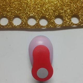 Bấm hình tròn . Dập lỗ tròn 1.5cm làm nhụy hoa