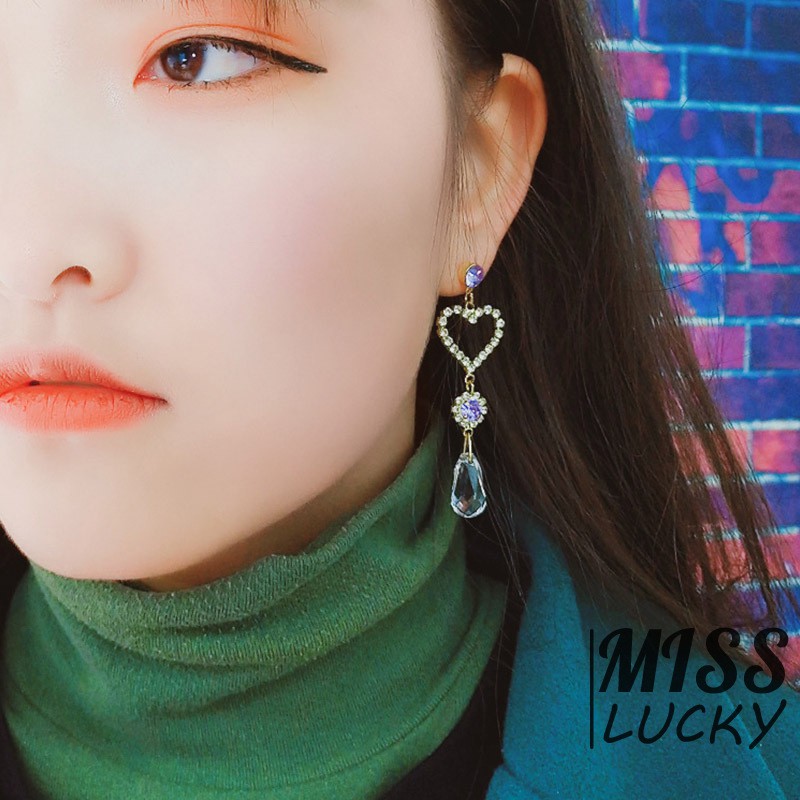 Khuyên tai hình trái tim với thiết kế hai bên bất đối xứng dành cho nữ