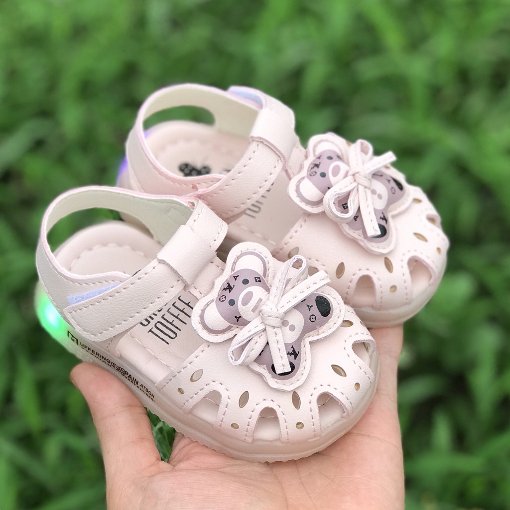 Sandal tập đi hình gấu bé gái có đèn led mã mới Kb13 kb12