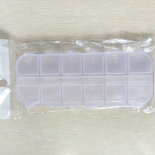 Khay nhựa 12 ô dễ dàng tiện lợi khi sử dụng để phân loại đồ vật nhỏ như hột đá đính móng, đồ trang sức,...