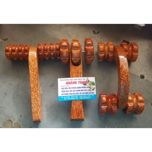 Lăn massage gỗ dừa cầm tay  sử dụng 1 tay cầm lăn