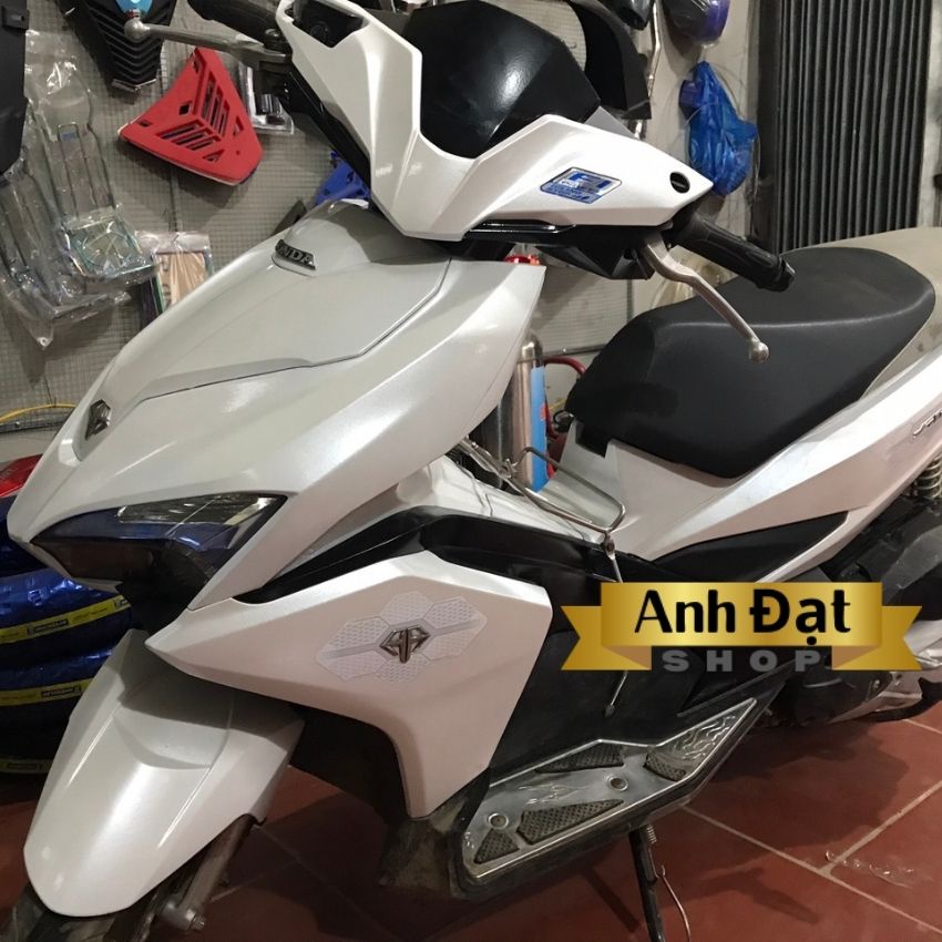 Sơn xịt samurai màu trắng Ngọc trai H196**, dung tích 400ml, có khả năng kháng xăng , chống rạn nứt, bình xịt