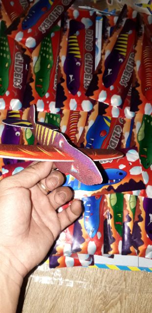 Một chiếc máy bay phóng tay bằng xốp rất đẹp