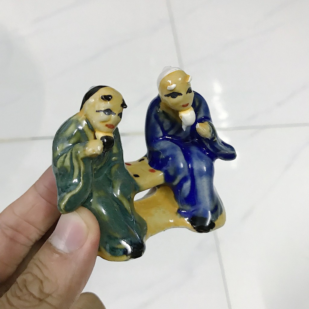 HAI ÔNG ĐÁNH CỜ TRANG TRÍ HỒ CÁ NON BỘ DÀI 8CM RỘNG 4CM CAO 7CM