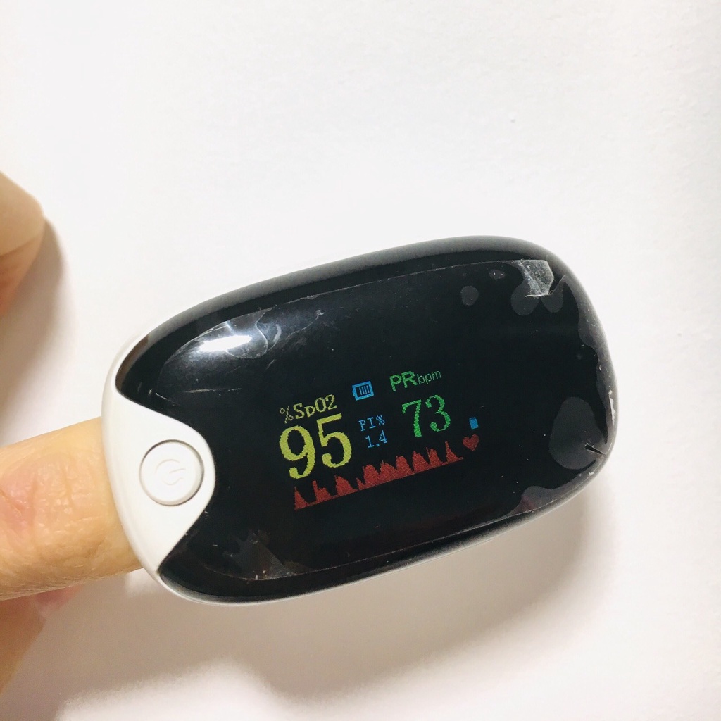 Máy đo nồng độ oxy trong máu/Máy Đo Spo2/PULSE FINGER OXIMETER/Màu đen/Màn hình TFT/Đo được 3 chỉ số/Tặng pin và dây đeo