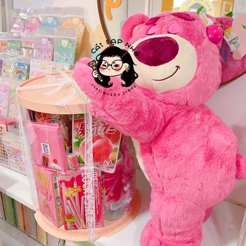 CHÍNH HÃNG Gấu bông gấu dâu lotso Disney nhắm mắt dễ thương có mùi dâu có dây đeo