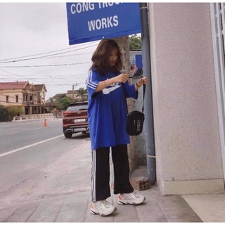 Quần thể thao ba sọc rộng.