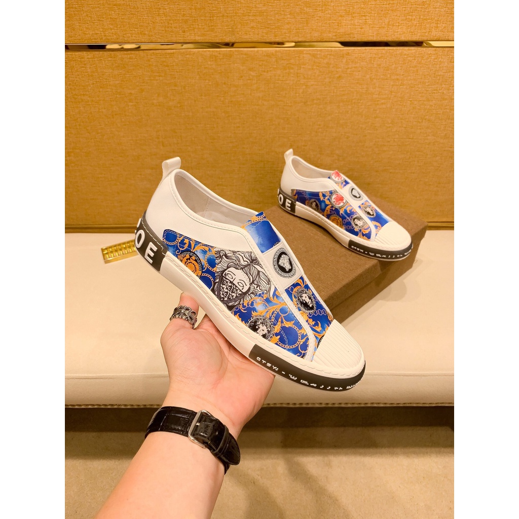 Giày sneakers nam da thật cao cấp Versace thiết kế trẻ trung với họa tiết độc đáo tạo nên thương hiệu riêng