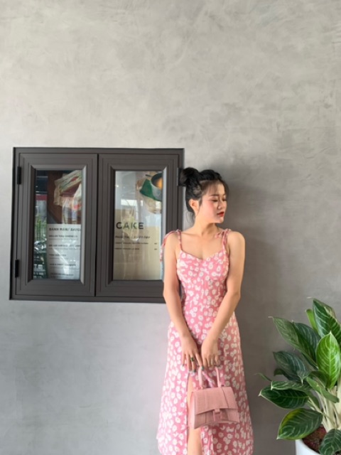 Váy hoa cúc 2 dây xẻ tà