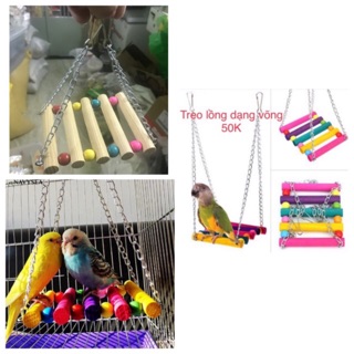 Cầu treo dạng võng bậc màu gỗ tự nhiên.