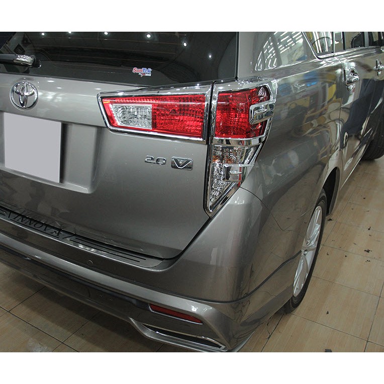 Ốp trang trí đèn hậu Toyota Innova 2017-2021