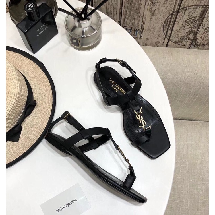 Dép thời trang nữ đế thấp xỏ ngón dây quai đính logo kim loại hoạ tiết