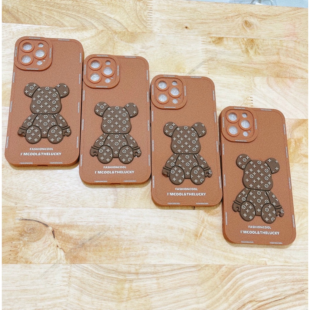 BẢO VỆ CAMERA  Ốp điện thoại gấu in logo LV 3D cạnh vuông cho IPHONE 6 6S 7 8 X XS 11 12 13 PLUS / PRO /MAX