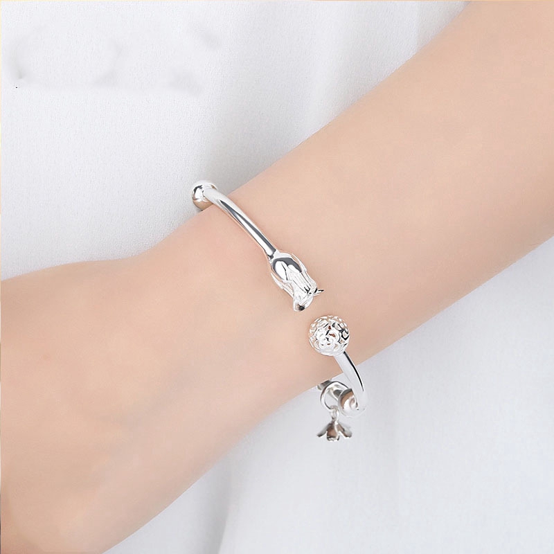 Vòng tay bạc hình hoa tinh tế