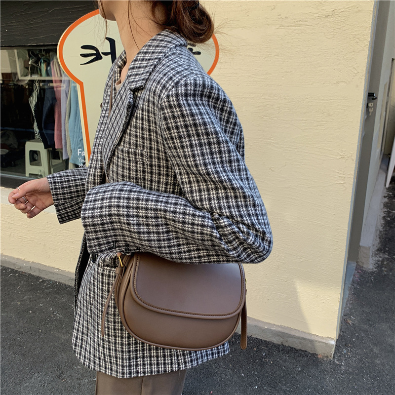 Túi đeo chéo dễ phối đồ kiểu dáng thời trang cho nữ