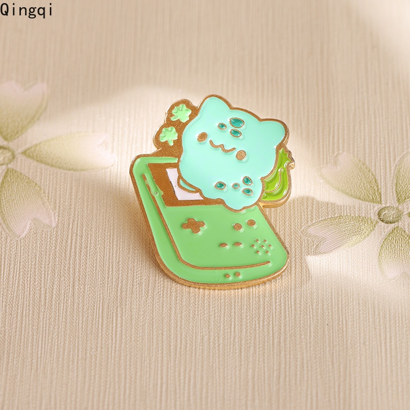 Trâm cài áo Miss Zoe hình máy chơi game hoạt hình dễ thương