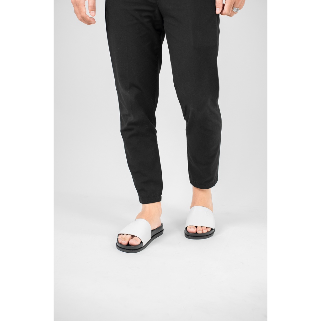 Dép nam quai ngang slipper Pathon quai Microfiber và đế 2 lớp màu đen quai trắng SD21