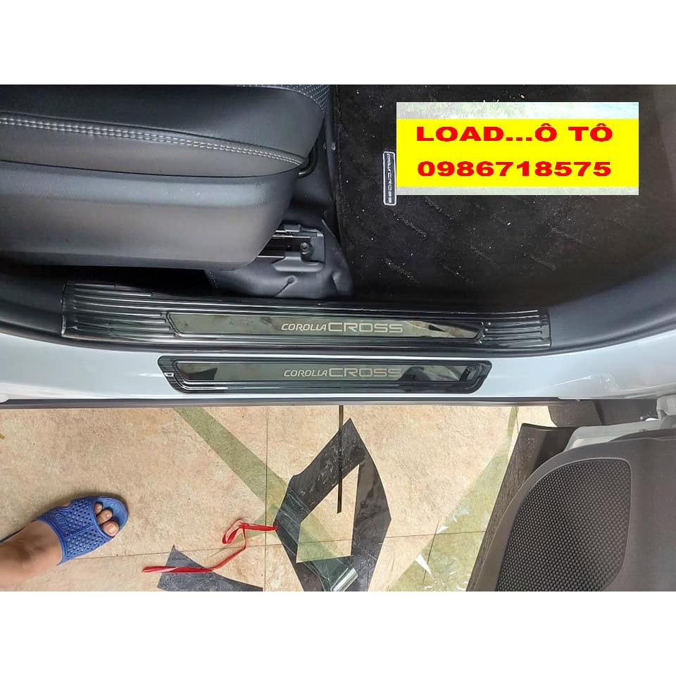Ốp Bậc Cửa, Nẹp Bước Chân Xe Toyota Cross 2022-2020 Trong, Ngoài Loại 1 Mặt Bóng Chất Liệu Titan Cao Cấp