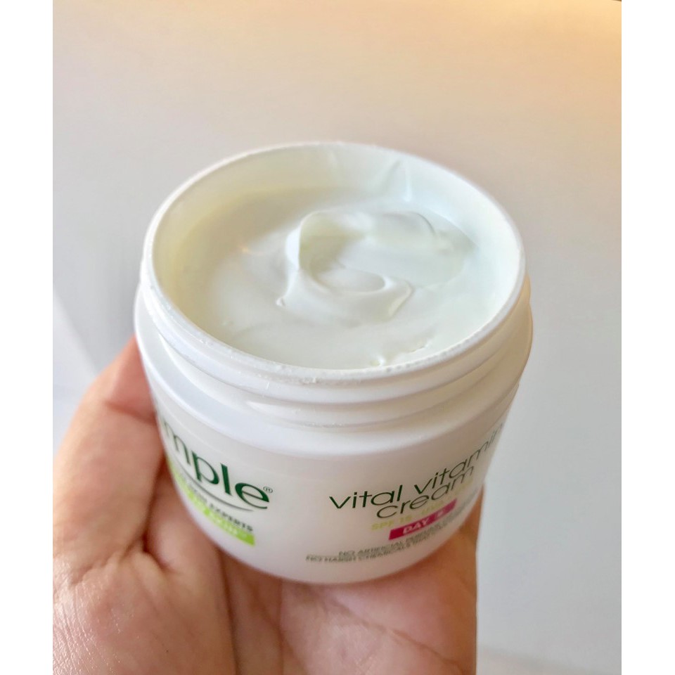 KEM DƯỠNG DA BAN NGÀY SIMPLE KIND TO SKIN VITAL VITAMIN DAY CREAM