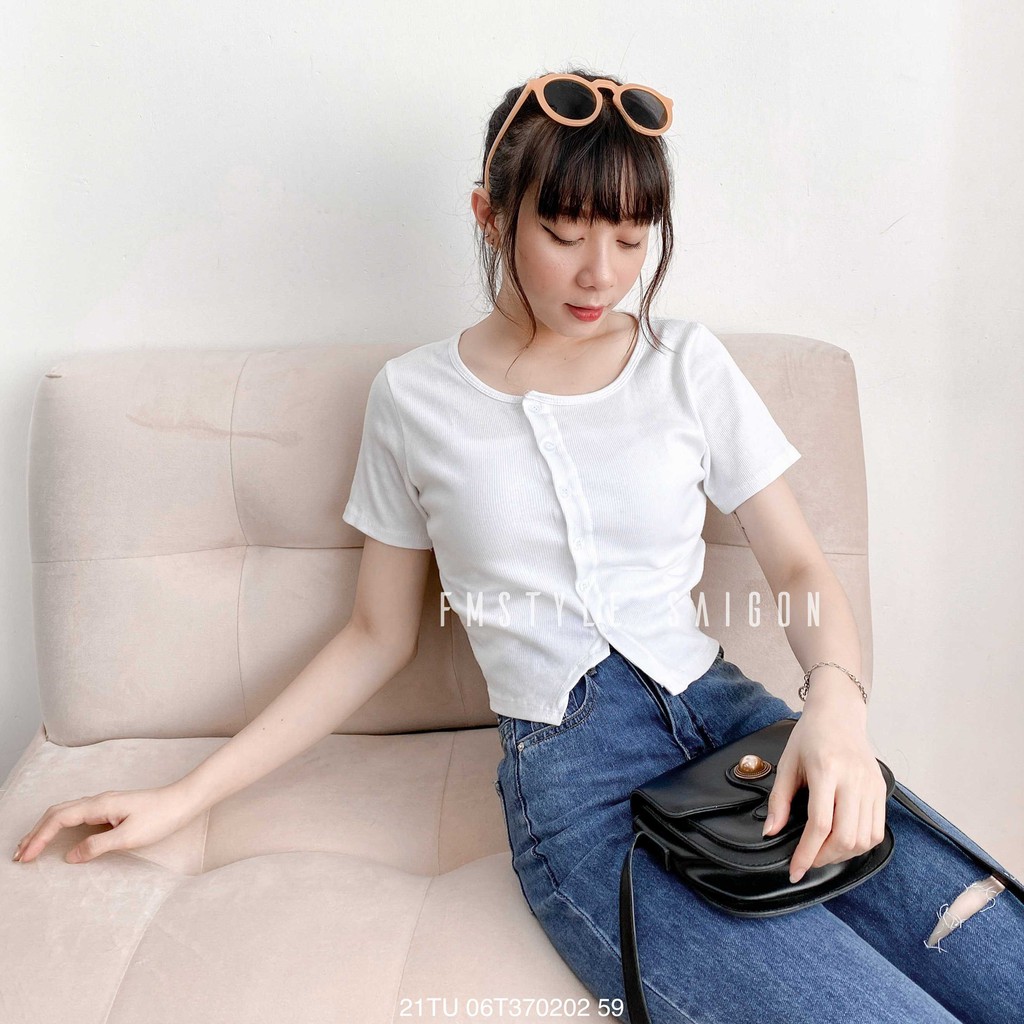 Áo thun tay ngắn crop gài nút chéo ulzzang thời trang nữ Fmstyle Saigon 21TU06T370202 | BigBuy360 - bigbuy360.vn