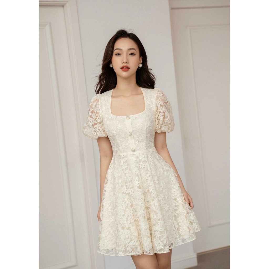 ĐẦM VÁY TRẮNG NUDE THIẾT KẾ DỰ TIỆC, TAY NGẮN DÁNG XÒE DÀI TRÊN GỐI, VẢI XỐP REN THÊU HOA NHÍ 2 LỚP CỔ VUÔNG