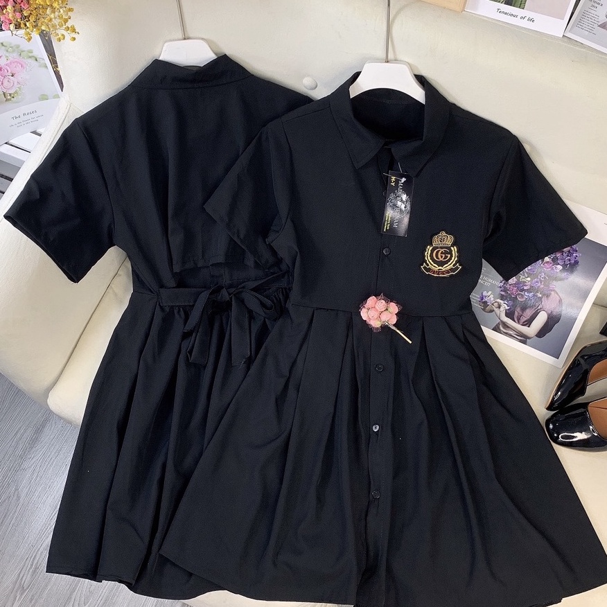 Váy đầm nữ sơ mi logo khoét nơ lưng màu đen cộc tay cổ bẻ BIGOMALL