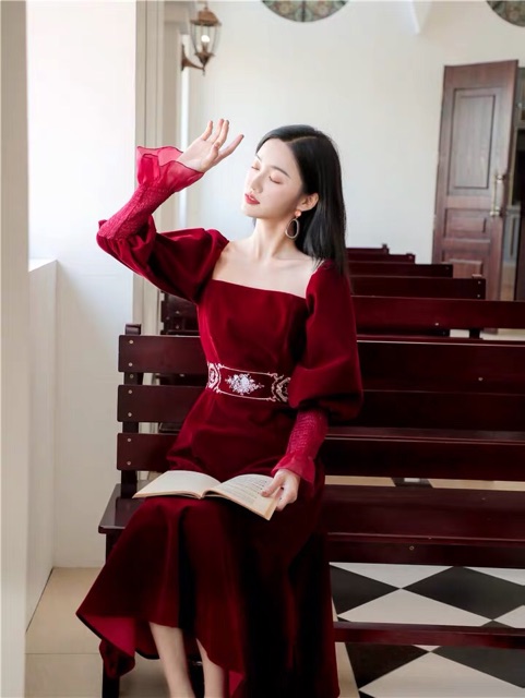 Váy nhung đỏ tay bồng