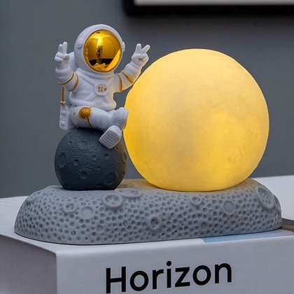 Đèn phi hành gia ôm mặt trăng decor phòng ngủ, nhà cửa