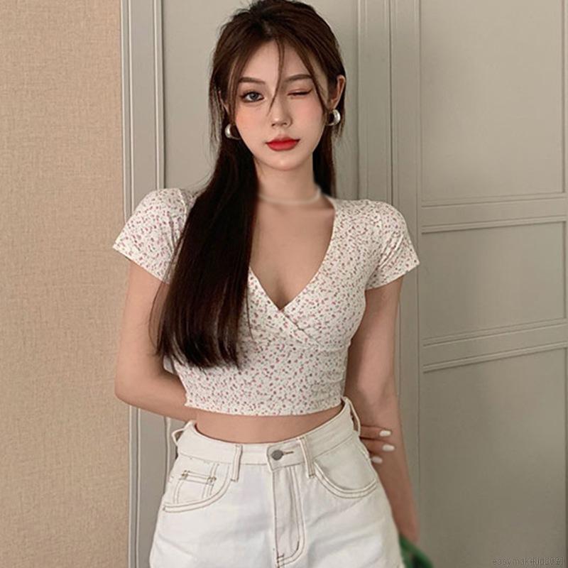 Áo croptop tay ngắn cổ chữ V in hoa xinh xắn cho nữ | BigBuy360 - bigbuy360.vn