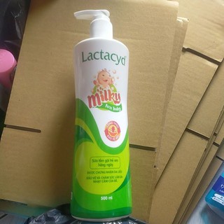 Sữa tắm gội cho bé Lactacyd