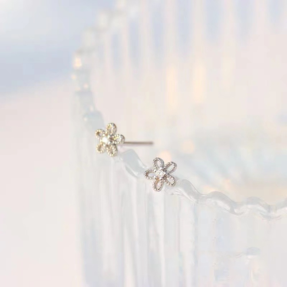 Khuyên Tai Hình Hoa Rỗng Đính Đá Dễ Thương