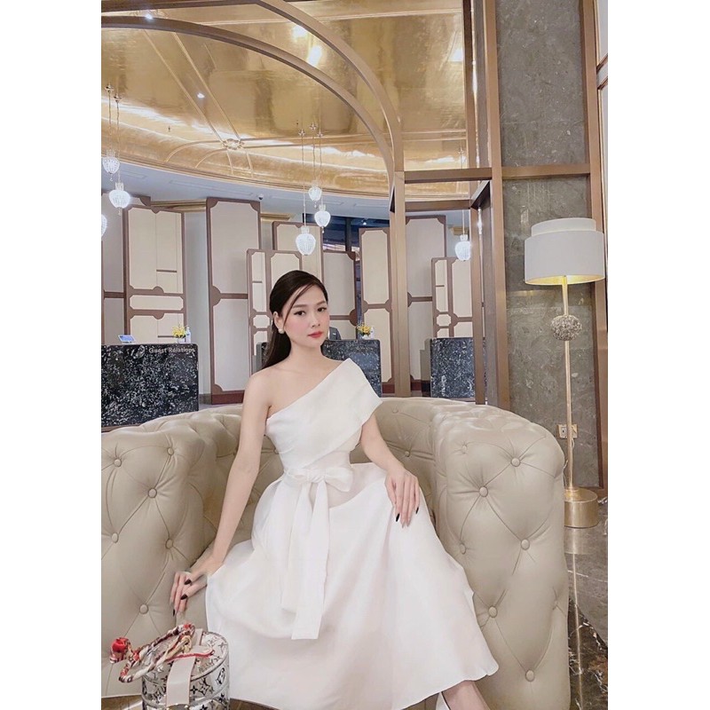 ĐẦM XOÈ LỆCH VAI CỘT EO