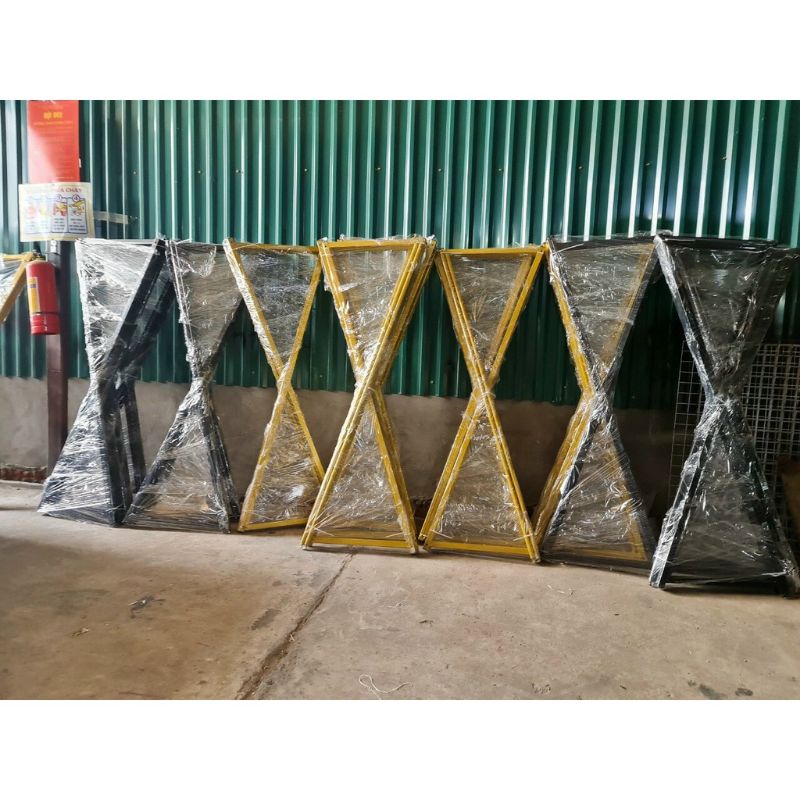 Khung treo quần áo - giá kệ đôk treo quần áo hình chữ X,2 màu vàng - đen kích thước 1.4m*1.5m*40cm