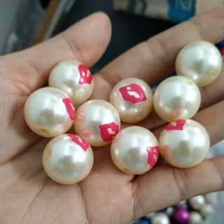 5 viên bẹt ngọc trai nhựa 18mm màu kem in đôi môi