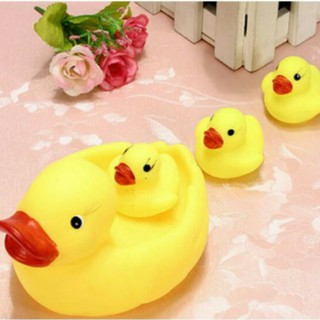Đồ chơi Đàn vịt vàng kêu chip chip cho bé chơi khi tắm gồm 1 vịt mẹ và 3 chú vịt con